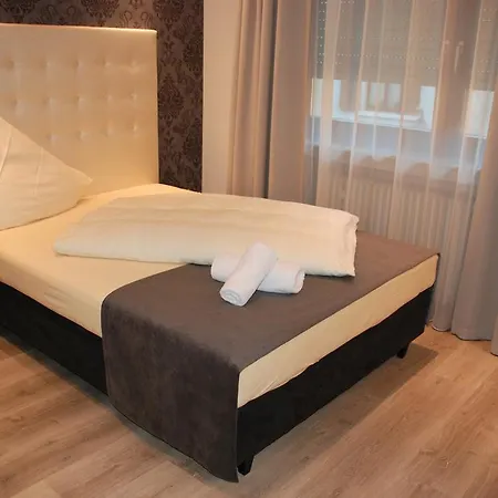 Zur Linde מלון 3*